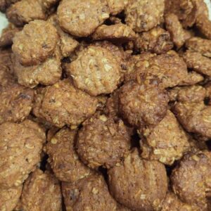 ovesné sušenky s ořechy, mandlemi a hrozinkami